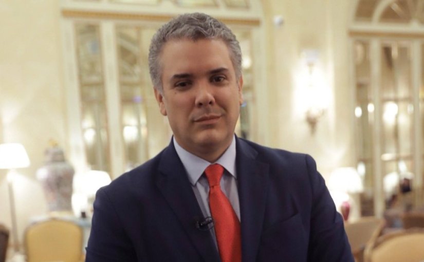 Iván Duque gana primera vuelta en presidenciales en Colombia